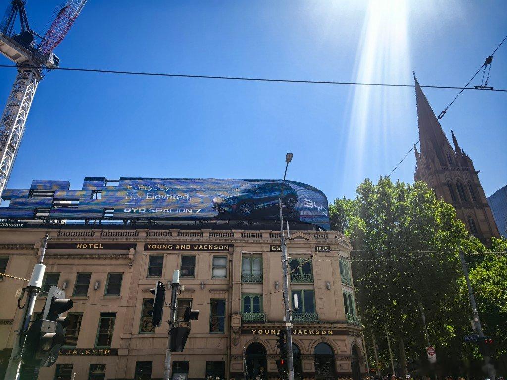 BYD最好位置的广告牌，第一次遇到野生的鲨鱼皮卡，路上真的很多，有纯素的，也有深