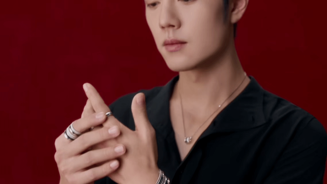 你就站在那里，我的眼里就看不到其他人了！肖战◎肖战不喜欢吃薯片了