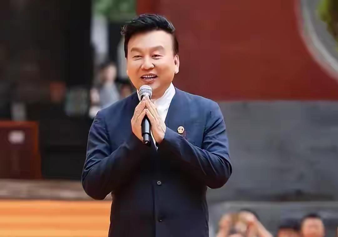 张泽群老师这半辈子，太让人心酸了。央视干了三十一年，春晚站了六次，直播零事故，金