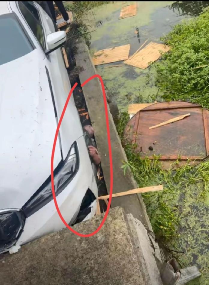 如东女宝马撞丧事现场，当地网友透露，都是一家大人，死的是办丧事主家的侄女婿，宝马