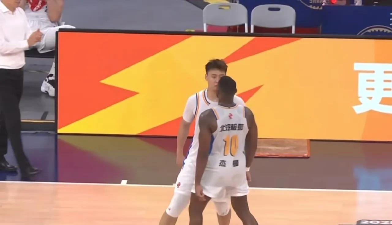 赵睿这表现差别也太离谱了！打上海G1轰14分，G2又9中6拿15分，攻防两端火力
