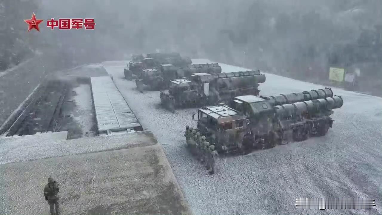 海军的岸防部队的鹰击六十二导弹系统进行实弹发射，这套系统是2005年装备部队的，