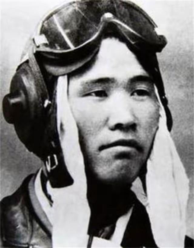 1958年，王自重驾驶米格17战机与敌人激战，就在他追赶编队准备返航时，突然12