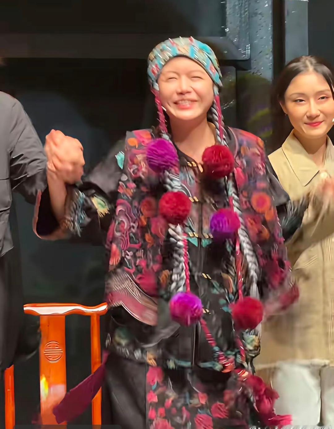 看到陈妍希穿的民族服饰的衣服就跟个老太太一样，现在才看出女人穿衣打扮的重要性！