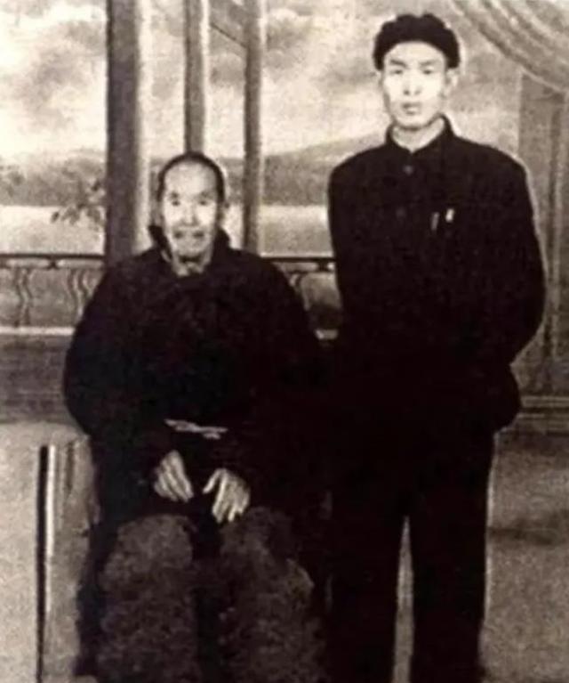 1941年，日军发起大规模扫荡，老百姓纷纷逃难，走在半路上的时候，一位老大爷看到