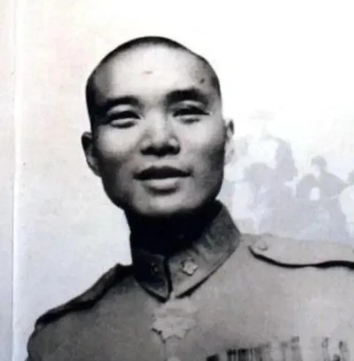 1958年，沈醉去天安门参加阅兵仪式，看见毛主席身边站着的女人，吓得他当场差点魂