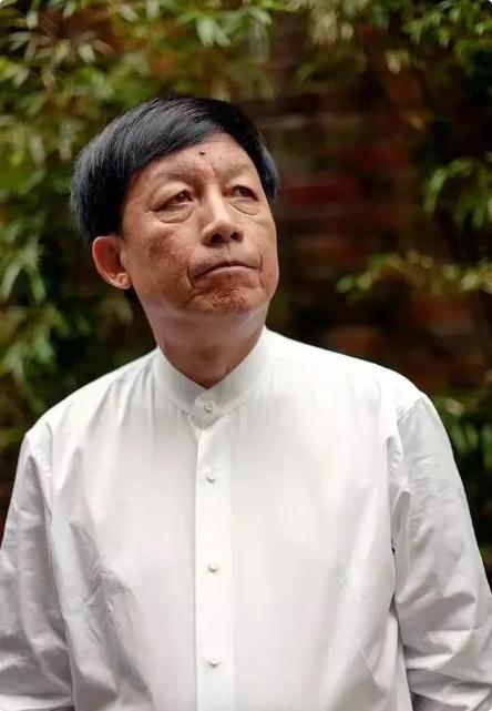 易中天说："一定要记着，人老了以后，不会再有谁想跟你亲近了，因为你已经没有了利用