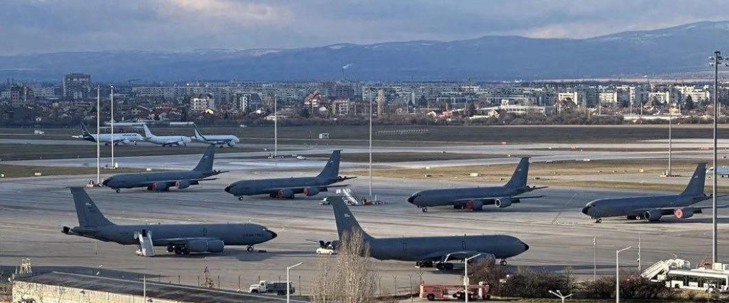 美：老弟，这投降书你到底是签还是不签？伊：啥投降书？美：放弃铀浓缩，销毁弹