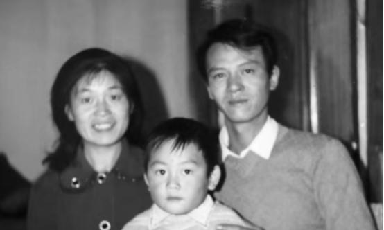 1979年，知青戴建国不顾家人的反对，硬娶痴傻的程玉风为妻，新婚夜，正当戴建国流