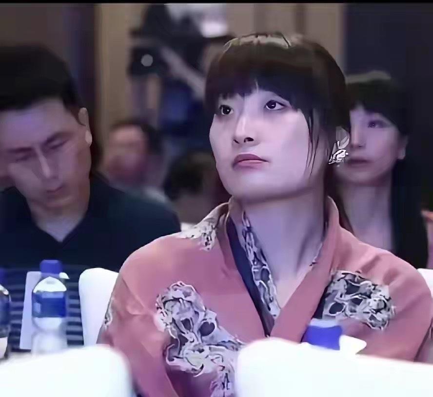 宗馥莉没有选择做躺平的超级富二代，而是一个人干八个人的活，要替那帮整天在办公室熏