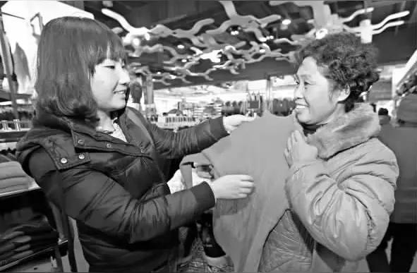 天冷了，给妈买了身新衣裳。老太太嘴上念叨“别瞎花钱”，眼里那点欢喜却跟藏不住的火