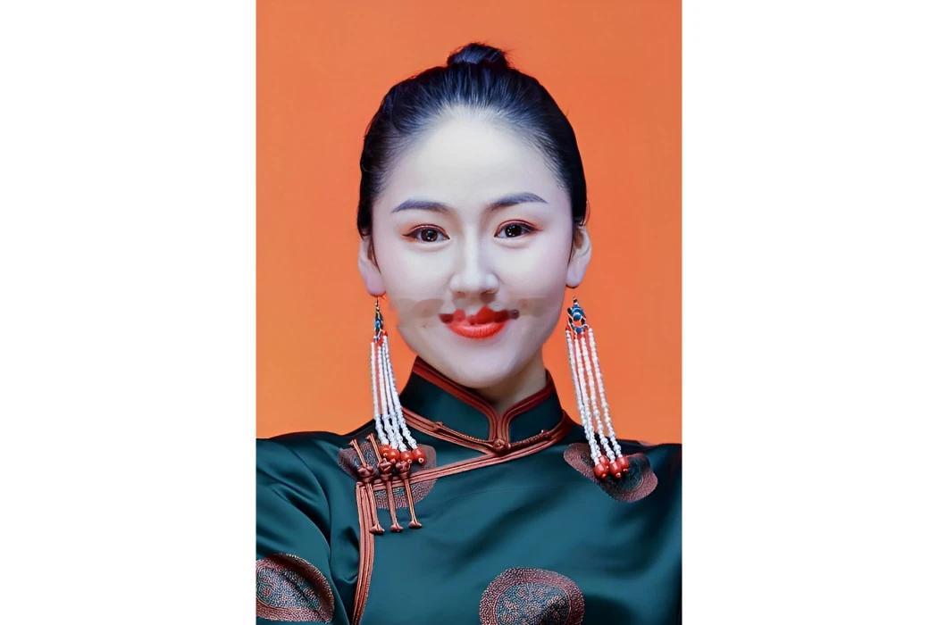 我随便搜了几个那尔那茜的女同学…艾玛！个顶个的大美女啊！我一个女的都挪不开眼！