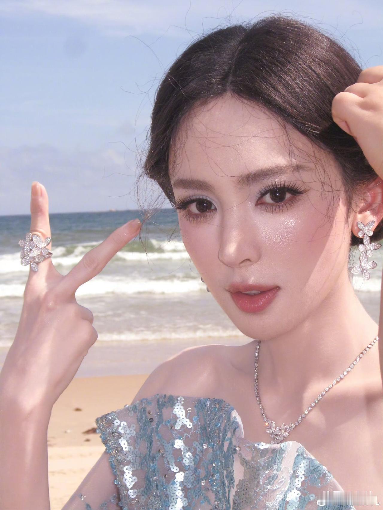 古力娜扎在海边的样子，简直就是美神降临！她这组照片，不是刻意摆拍，就像海边度假随