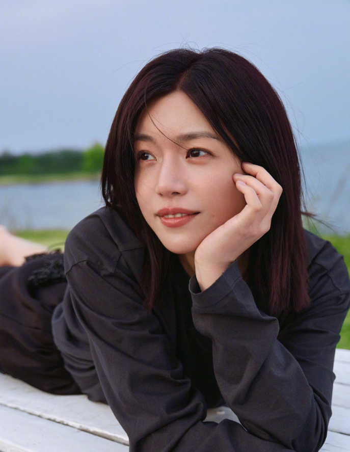 陈妍希微博晒九宫格美照，四月告别背后的五月期待