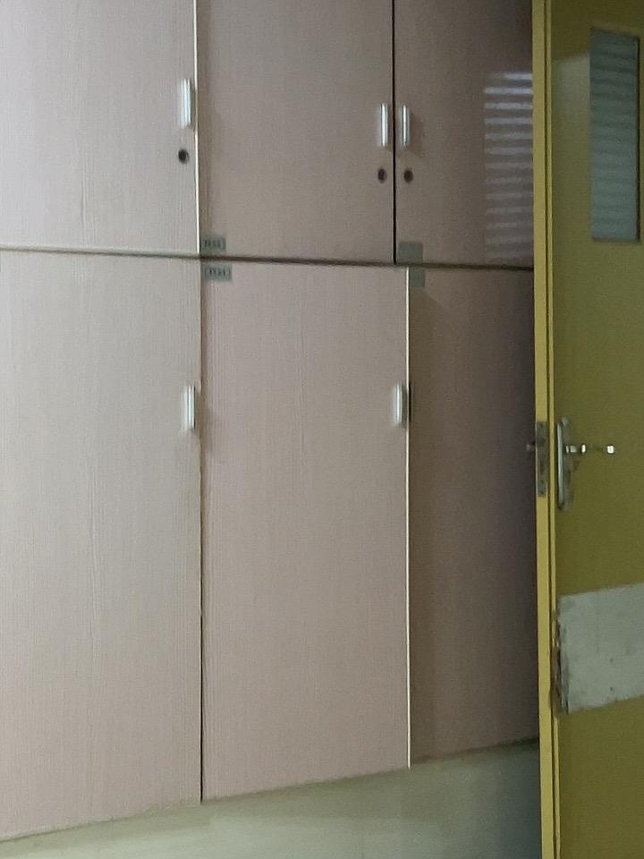 住了六天院，昨天才知道柜子是被人“征用”了住院第一天，我就发现床位旁边柜子上