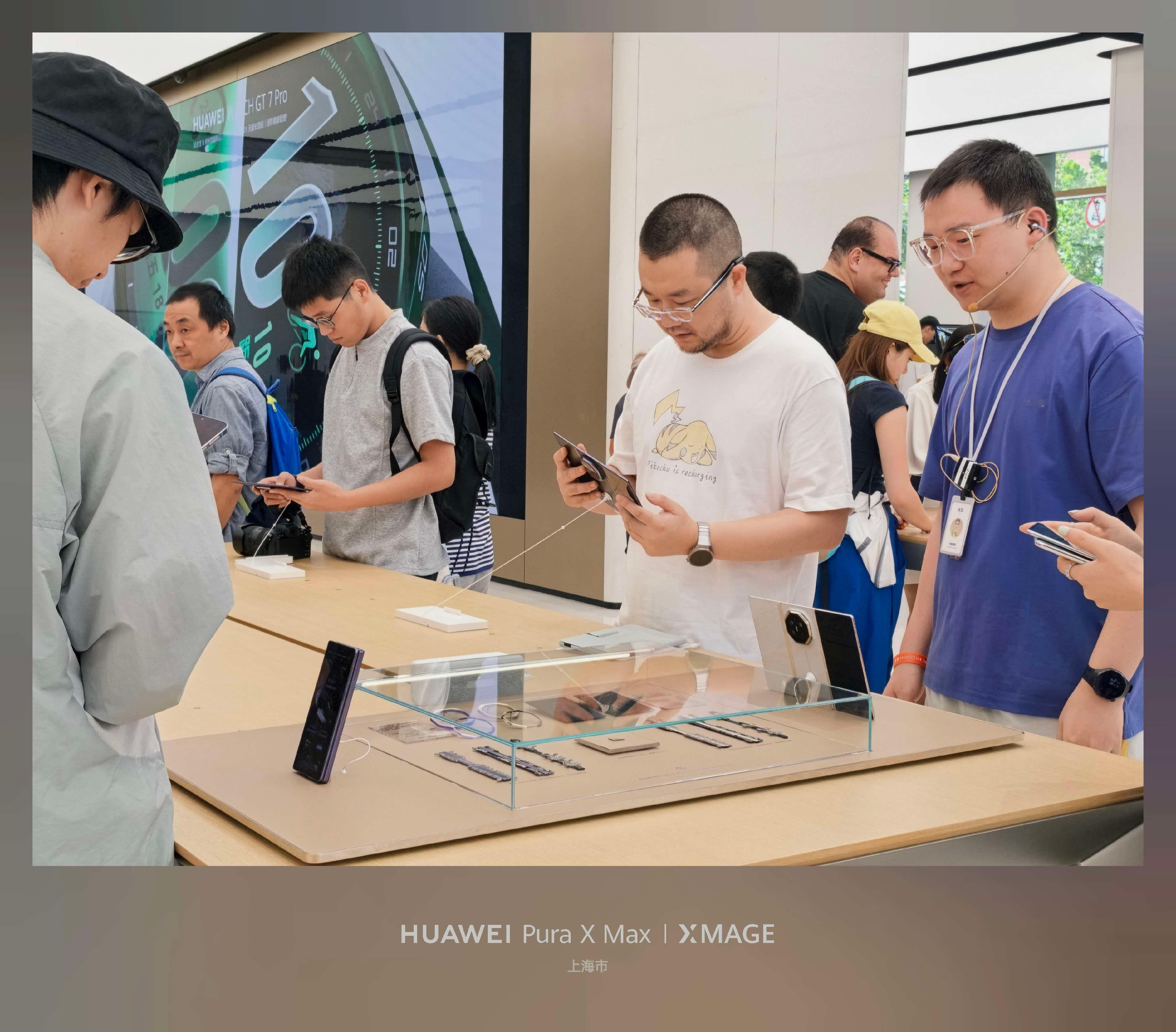 前方队友发来一线“战报”，华为MateXT2三折叠首销，门店排起长队取机，有位大哥拿到展翼三折叠后反