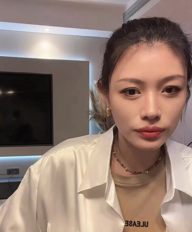 终于明白了，葛荟婕为何会深夜破防？不是因为女儿小苹果不愿搭理她，而是因为她