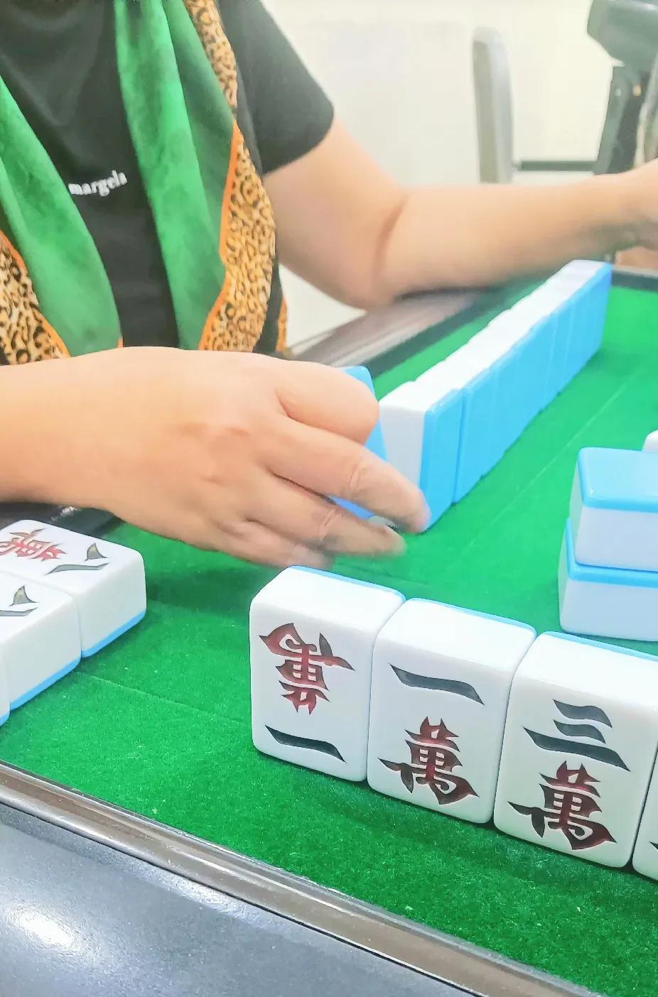 有些人就是双标。打麻将的人，脾气秉性各异，只要大家相互尊重，还算玩得愉快。可