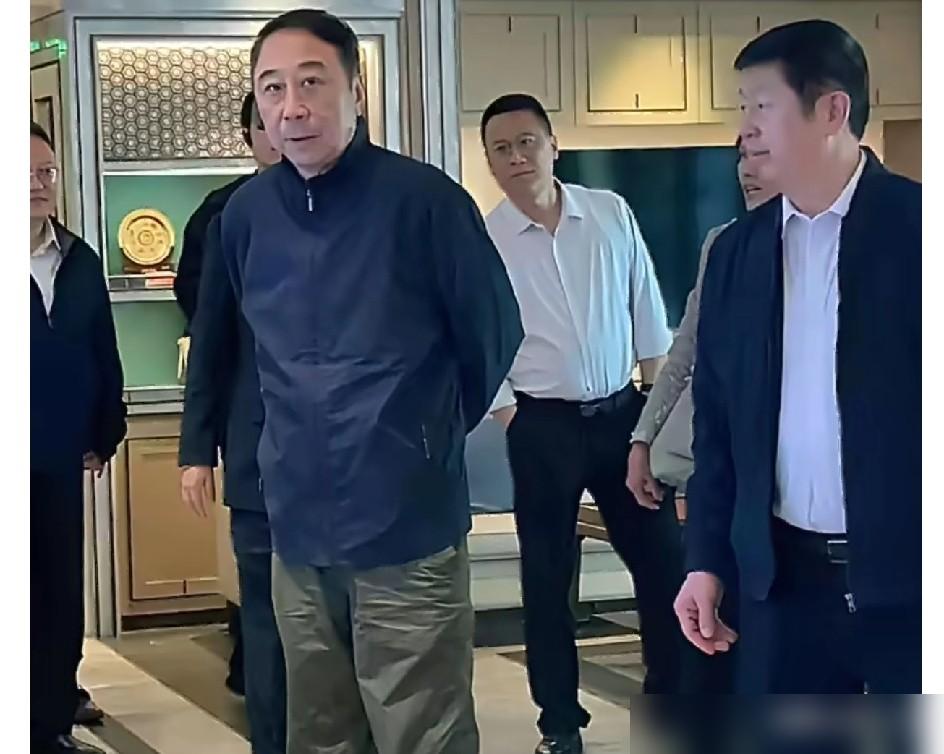 冯巩那张“我想死你们了”的笑脸，骗了多少人？他背后的权力版图，闫学晶都只是个点缀