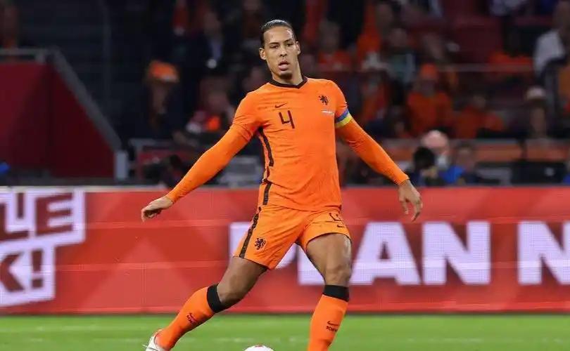 前锋不进球，中后卫顶上！荷兰逆转挪威，范迪克头球破门，不愧顶级带刀后卫。荷兰的