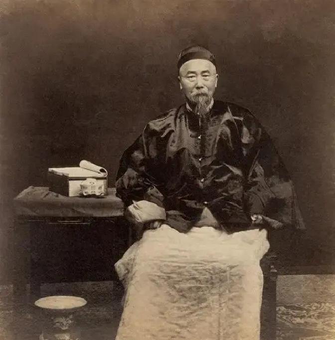 1863年，丧妻2年后，李鸿章决定续弦。新婚宴，当新娘带着陪嫁丫鬟冬梅步入大堂时