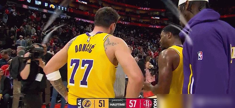 最后6分钟全队仅得4分，杜兰特像丢了魂，詹姆斯在场边对着八村垒破口大骂，这球你看