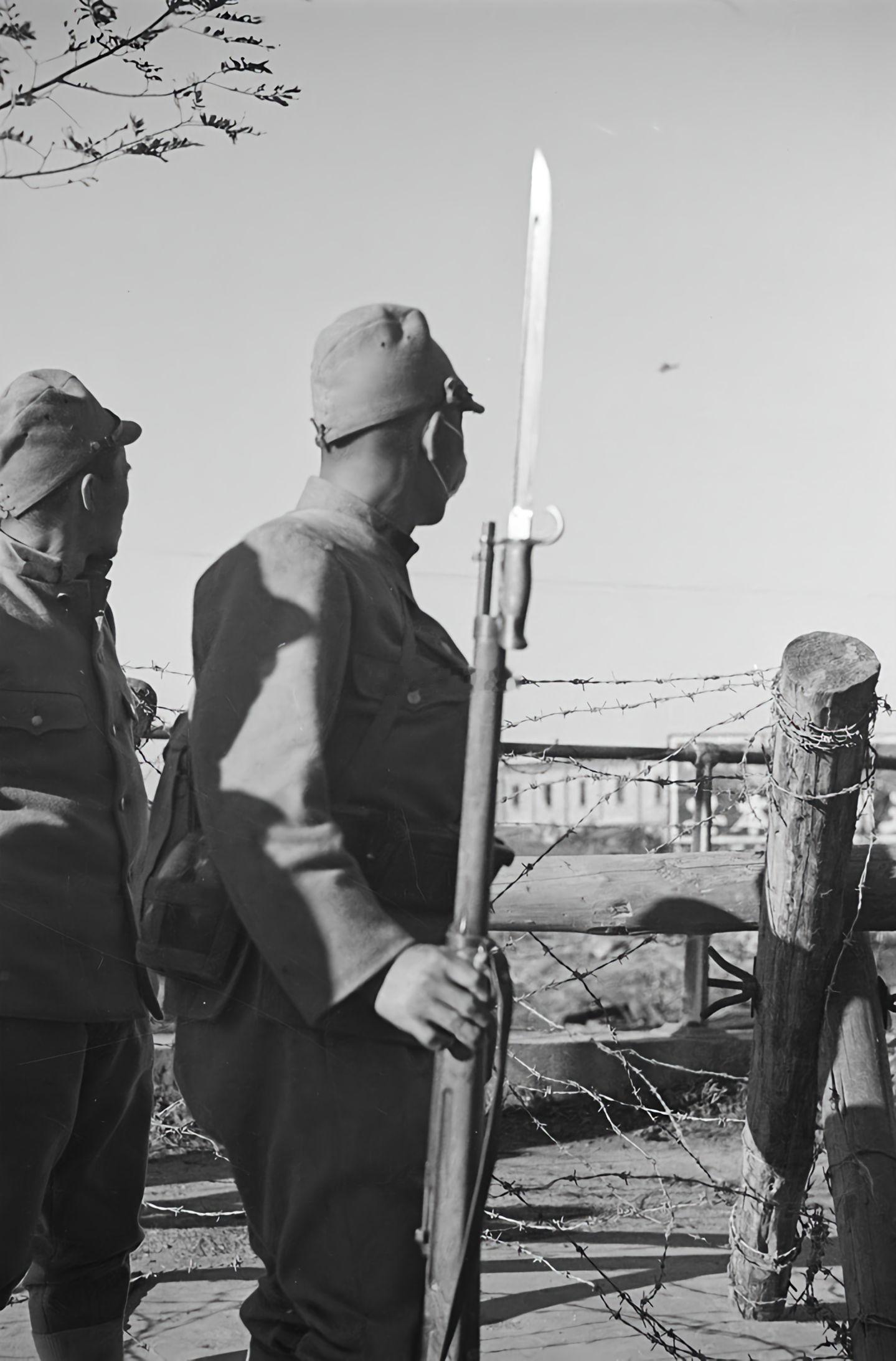 【老照片】上海杰斯菲尔德铁路桥旁的日本兵。