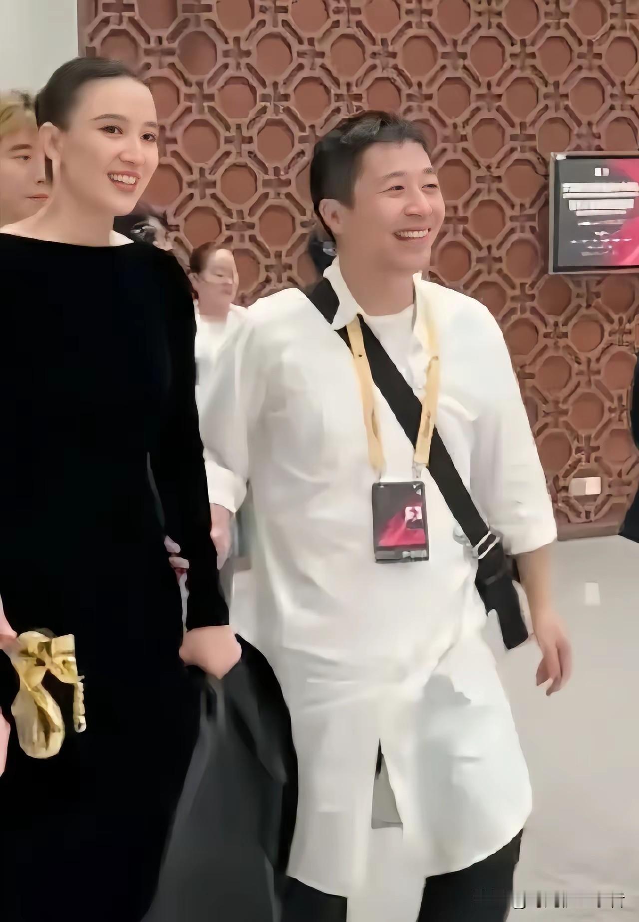 宋佳的老公穿衣风格好特别，不穿西装，不穿休闲，这大白褂，好像医院里的工作人员，宋