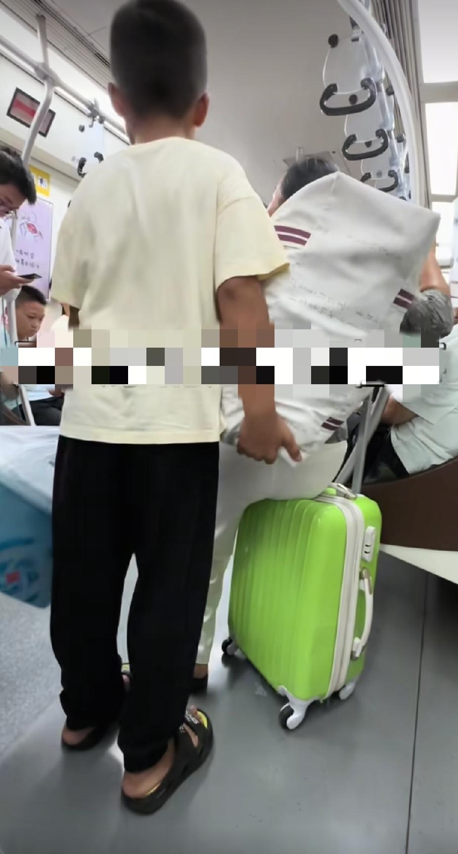 地铁车厢里，一名乘车的女子，无意间看到面前的一幕，瞬间直呼感动了。成都的一个