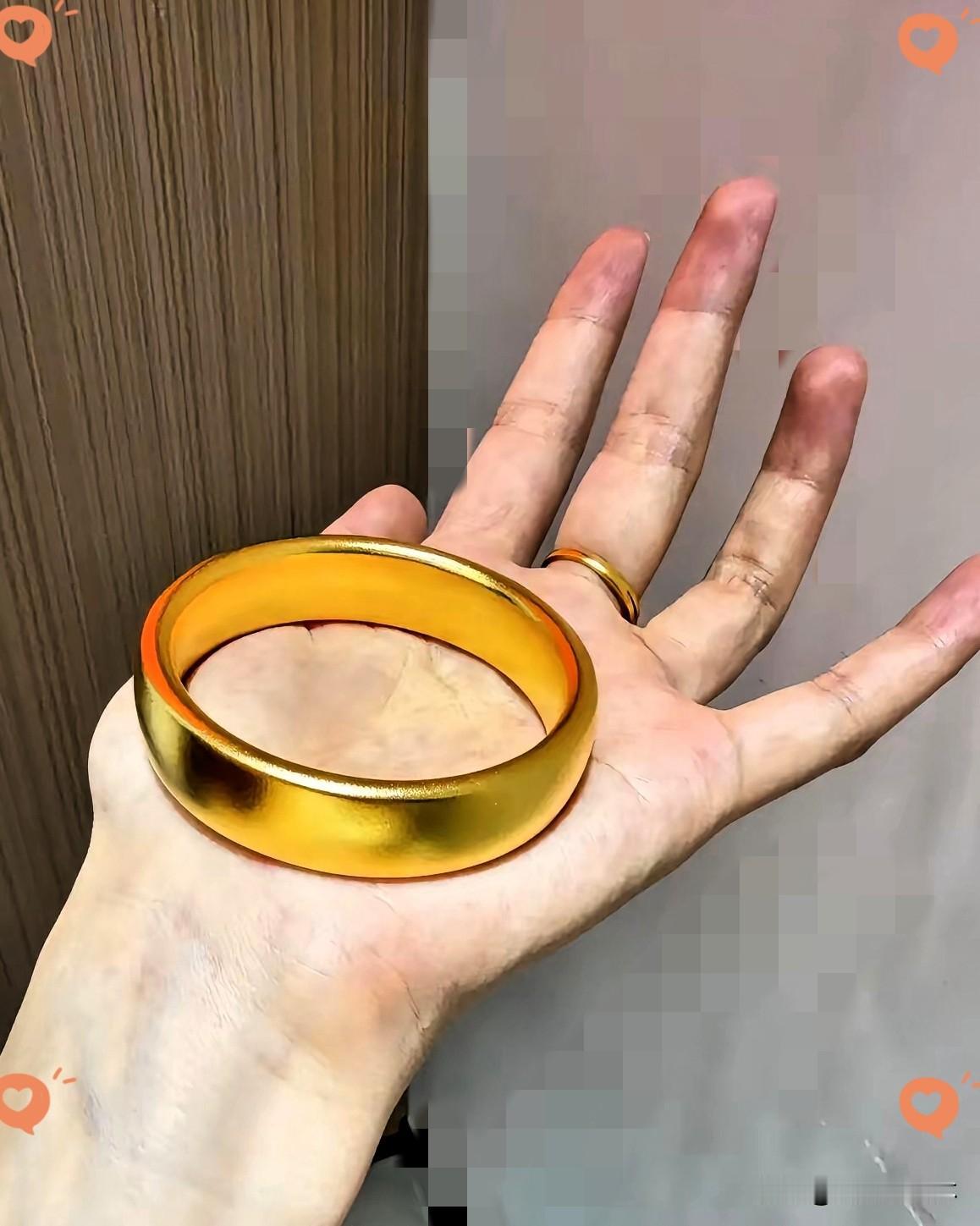 朋友昨天买了一个40克金镯子，花了42120元，平均下来1053每克。要知道