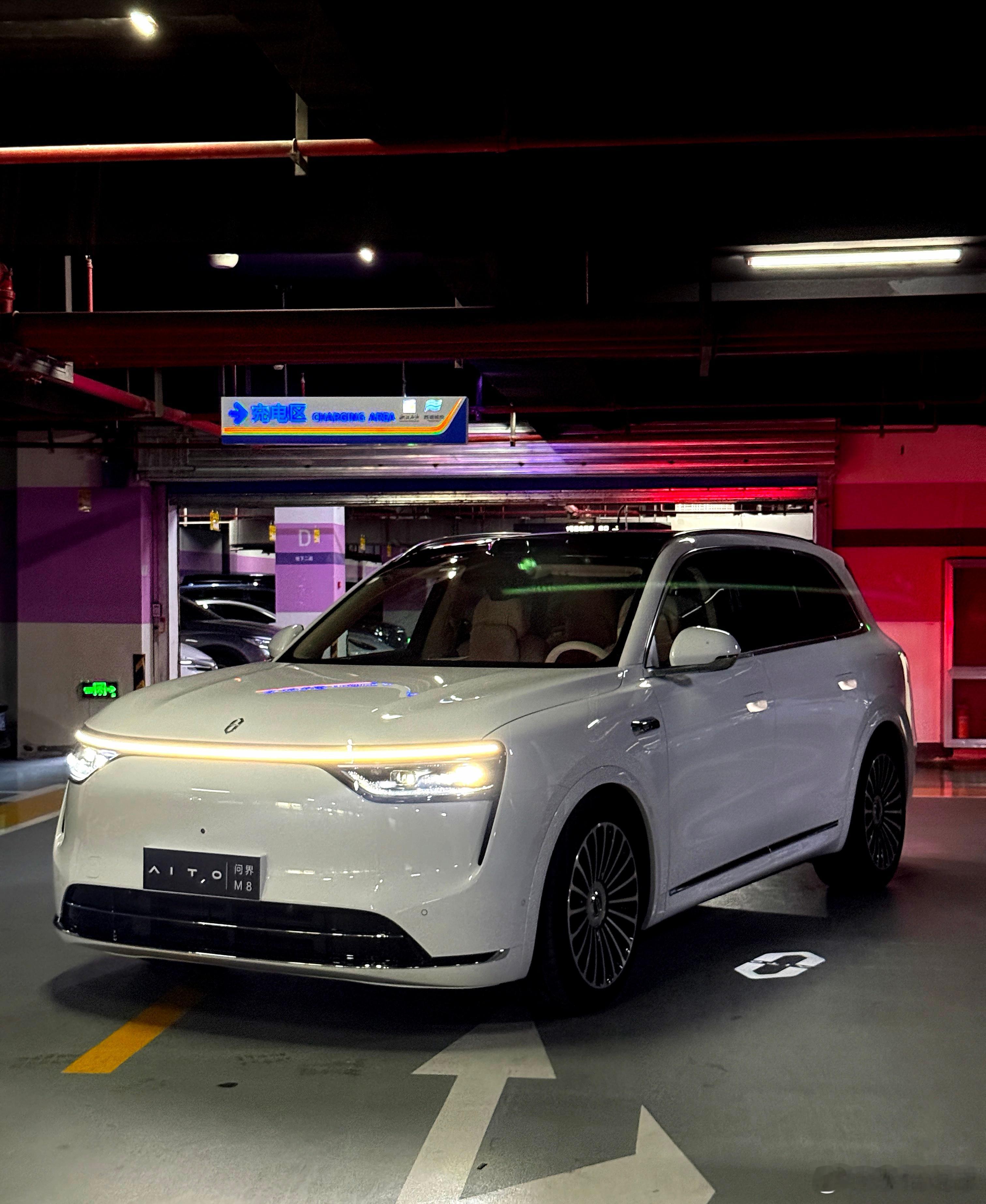 问界M8窄车位泊车真的太省心了，自动就把车停好啦，太爱了🤩问界m8我和汽车的
