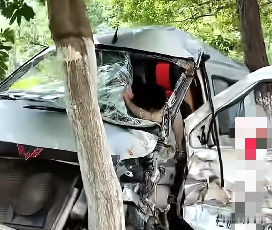 近日，江西吉安，因母亲离世，男子开着车往老家赶，途中不幸撞树被困，消防员赶去救援