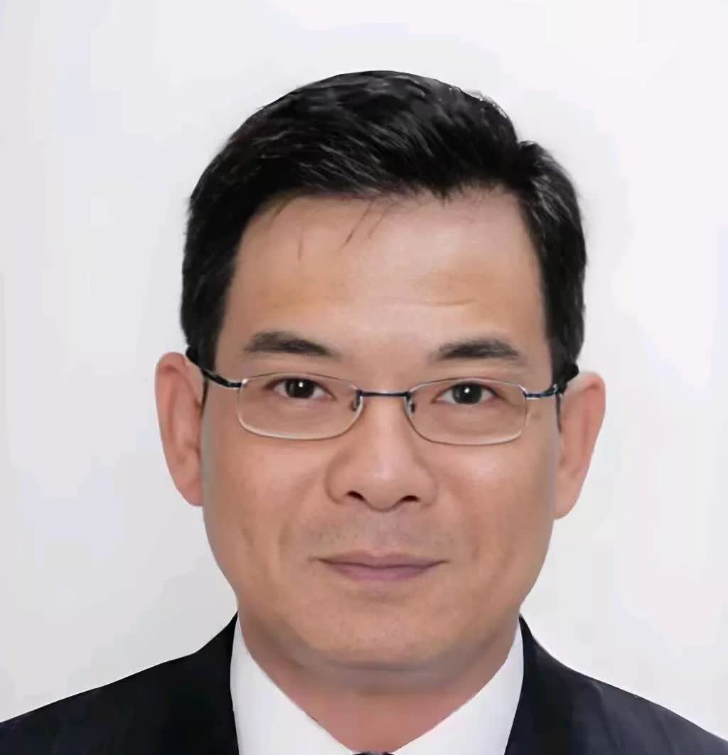 大家有没有觉得鸠摩智的扮演者李国麟，上了年纪后，看起来面善了很多记得小时