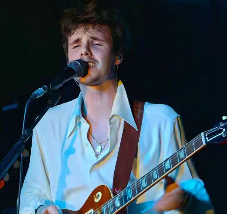 贝克汉姆小儿子克鲁兹开演唱会，专门为大哥布鲁克林唱了一首歌，歌曲叫做《最孤独的男