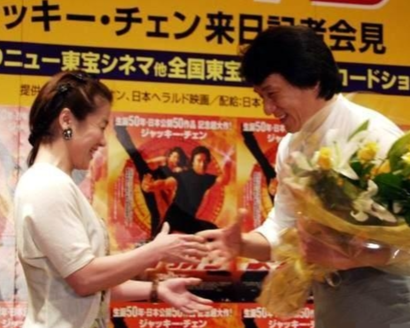 1990年，一个女粉丝从日本来到香港找成龙结婚，成龙面色凝重的说：“不可能的，演