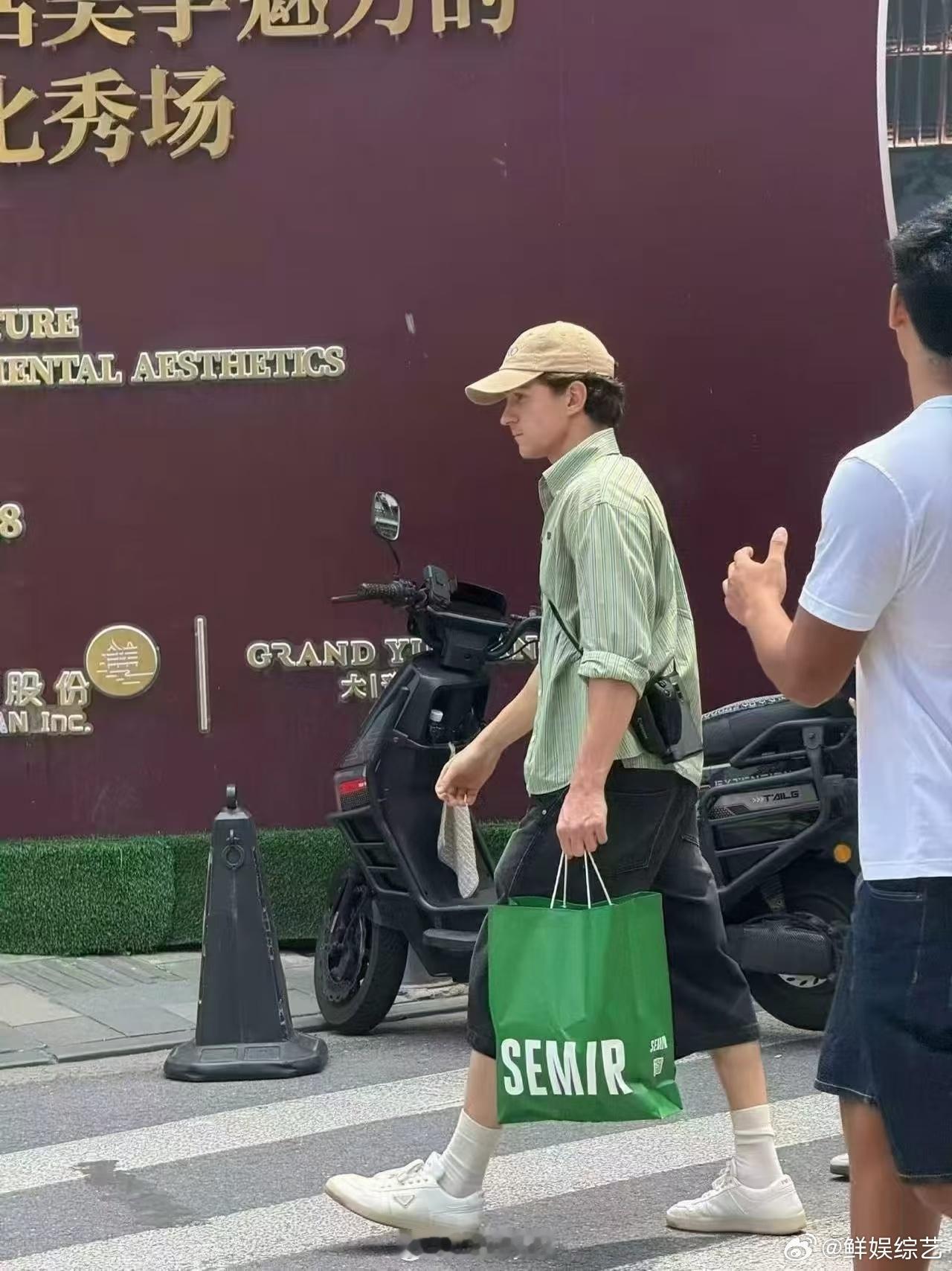 荷兰弟回应买森马荷兰弟赞达亚亮相上海首映礼荷兰弟说森马很舒服热搜爆款短裤迎来正主