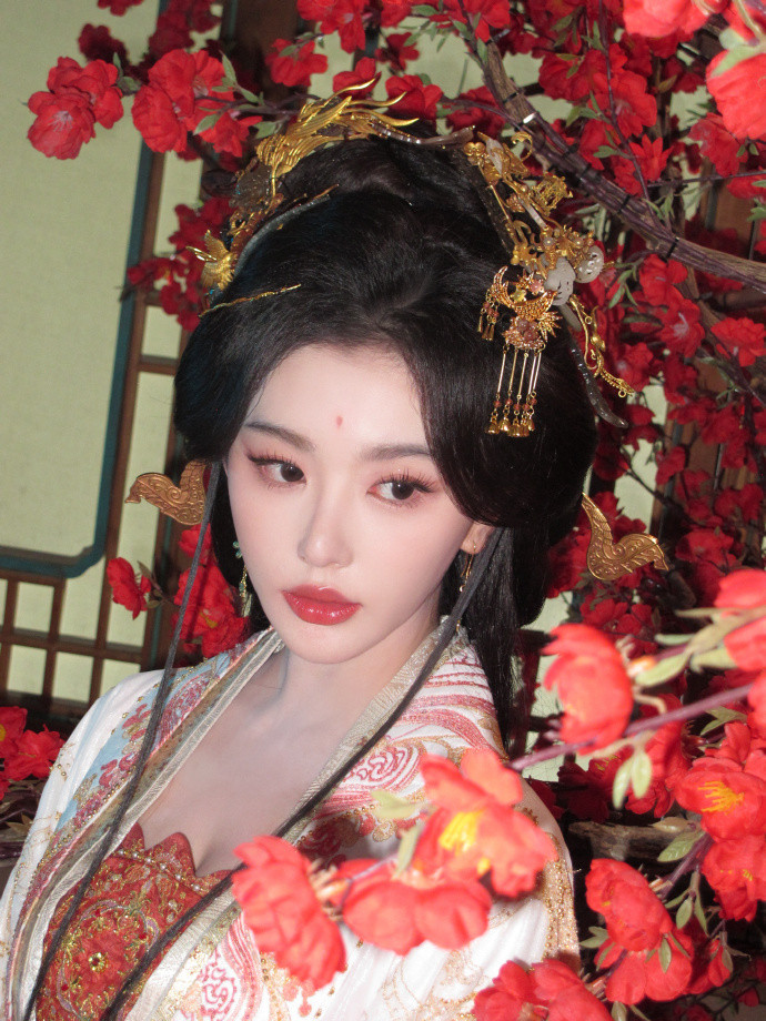 孔雪儿长了一张权谋女主脸孔雪儿真的是天生的权谋女主脸，骨相清冷锋利，五官明艳又有