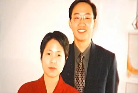2003年，麻醉医生邱小强趁妻子洗澡之际，向她的咖啡杯中投入了致死量的麻