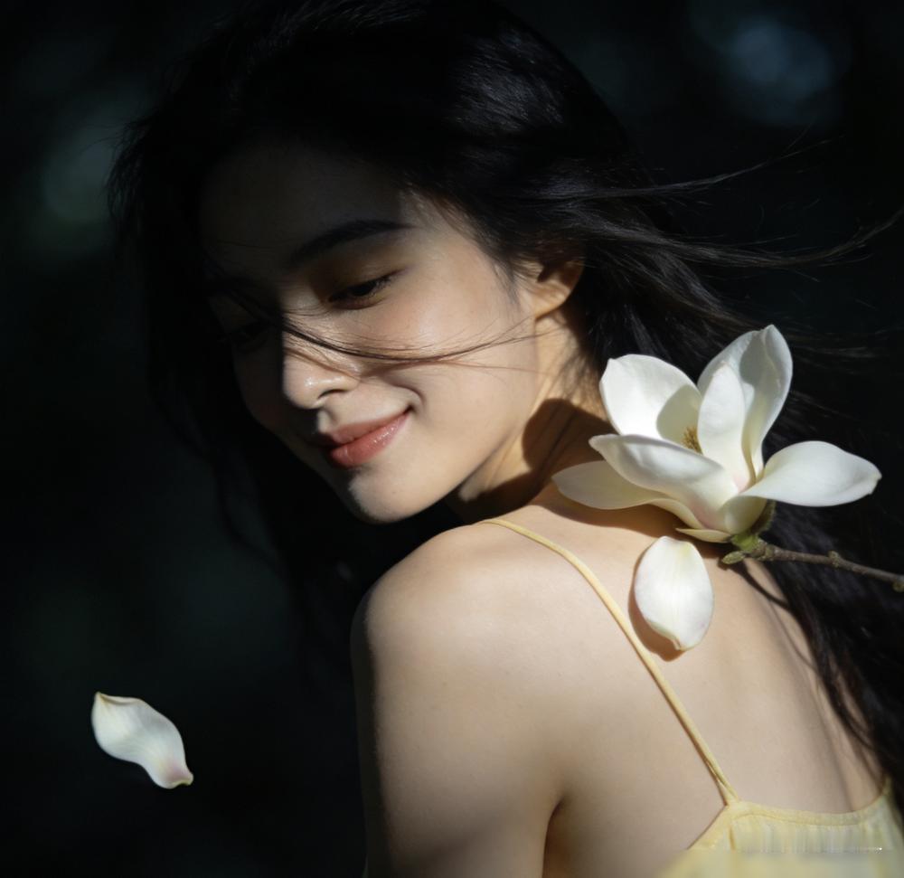 一个男人​要是真的爱你，​就算你是别人的老婆​他也照样把你当成宝。