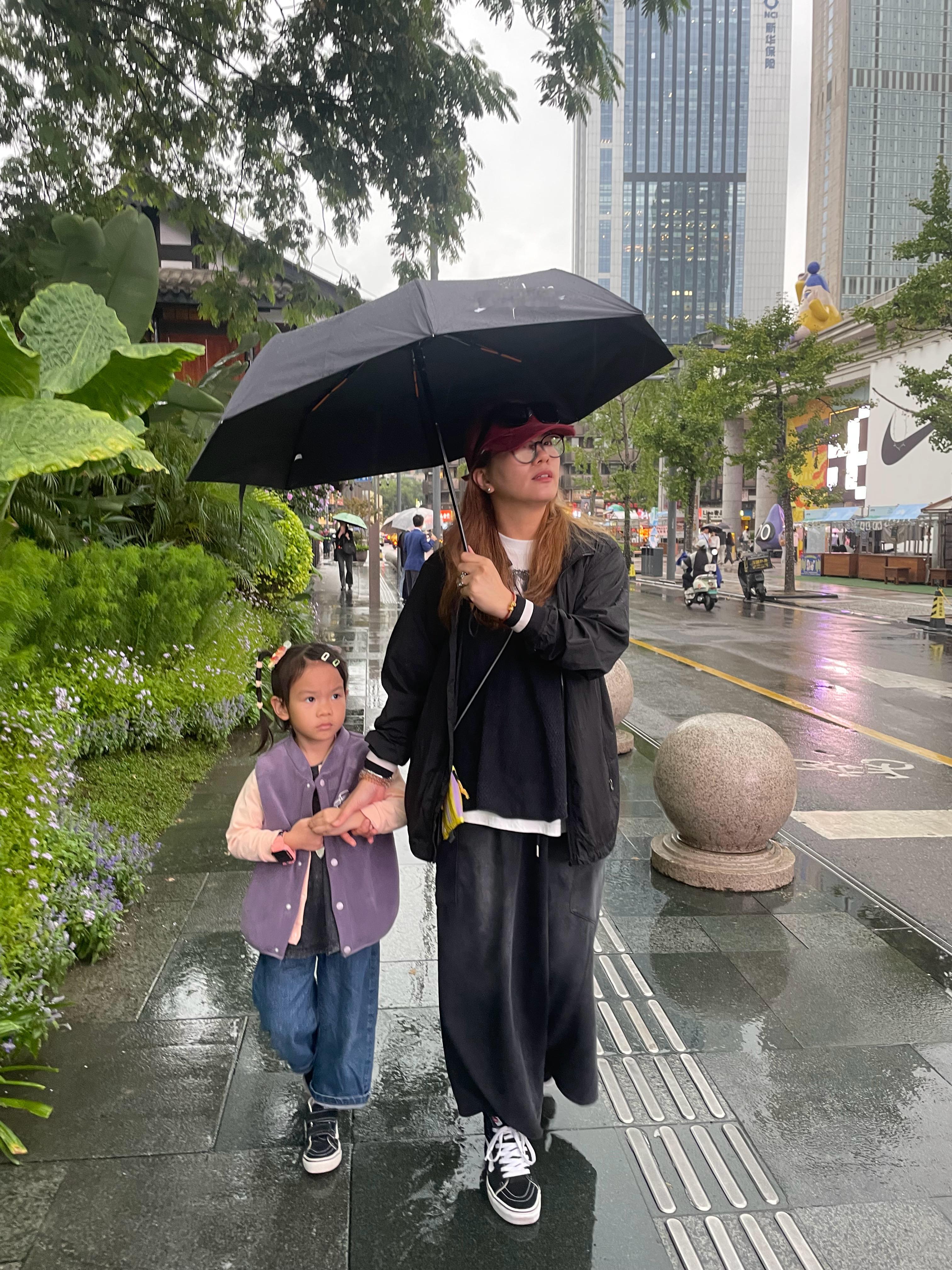 错锋出行，但成都人还是蛮多，这次主打一个悠闲游不赶路。走过了市区热门景点宽窄巷子，春𤋮路，锦里，玉