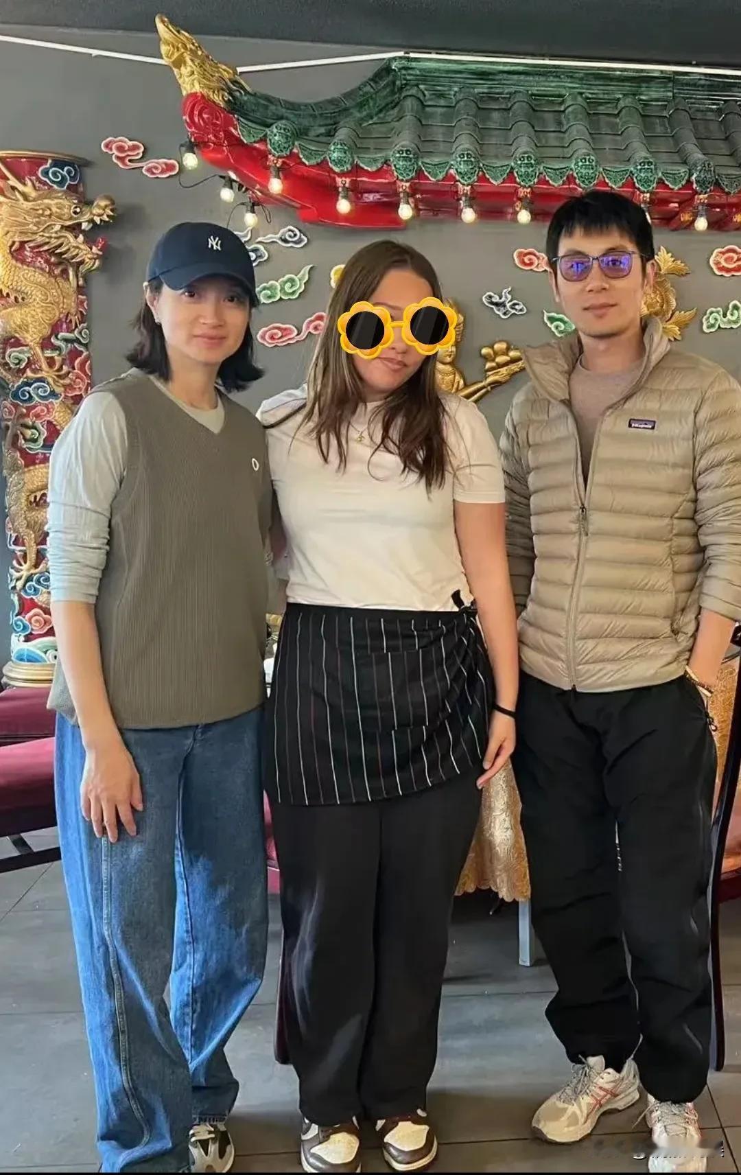 这夫妻俩真的是没什么偶像包袱呀，特别同步。穿搭朴素接地气，素颜朝天，没有刻意去