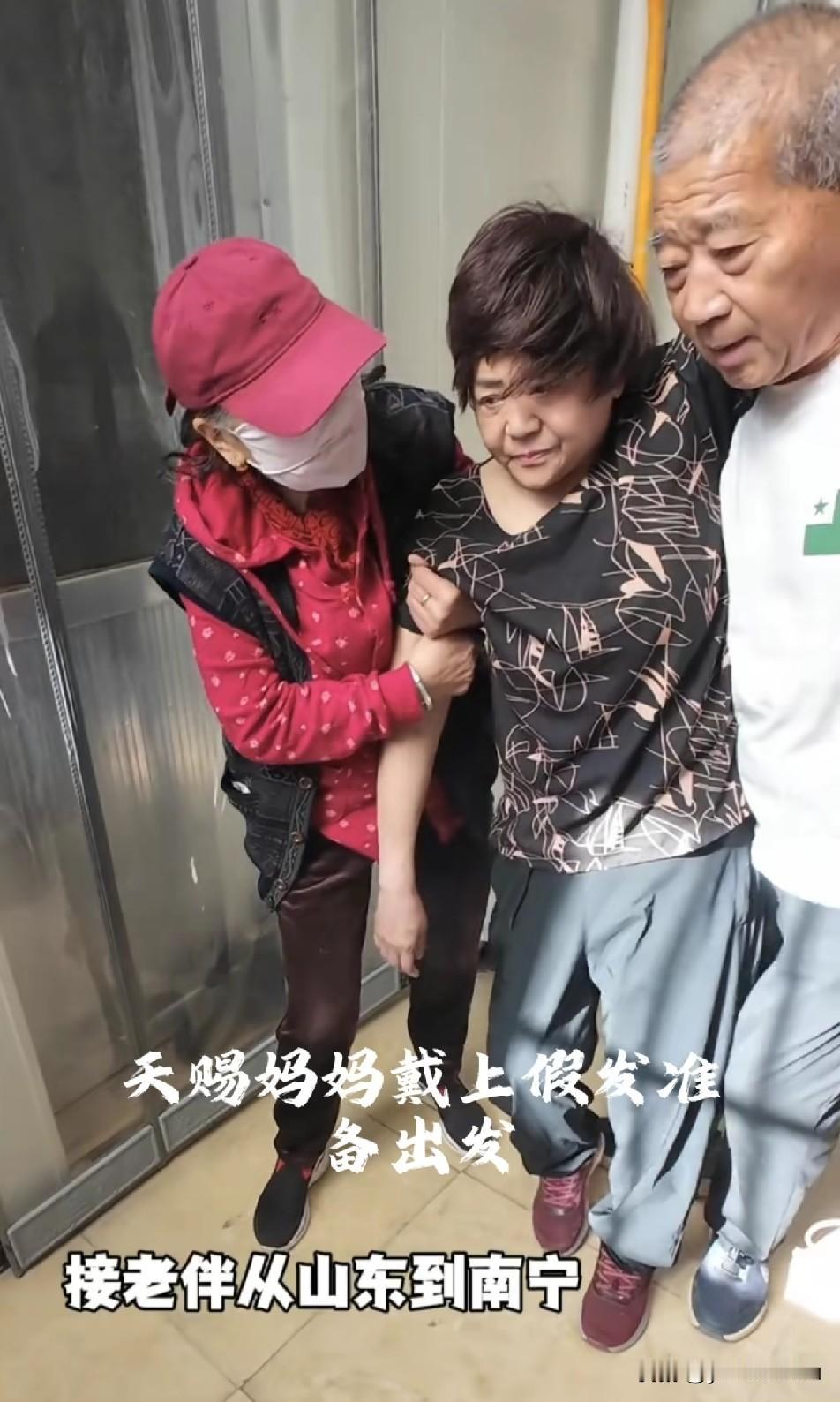 天赐爸爸带媳妇去广西养病，画面中天赐妈妈头戴假发，面色憔悴还记得当初天赐爸说