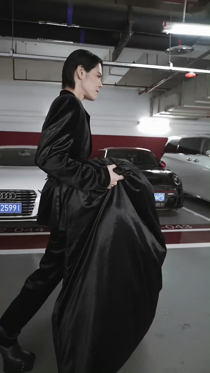 向佐说穿高跟鞋不累向佐又穿上女装了 没想到12厘米高跟鞋他能驾驭得这么好，背后肯