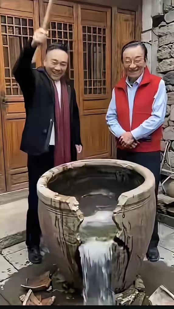 二位有头有脸的人物，一起在镜头前砸缸，这针对性不言而喻。郭德纲为啥仇人那么多？