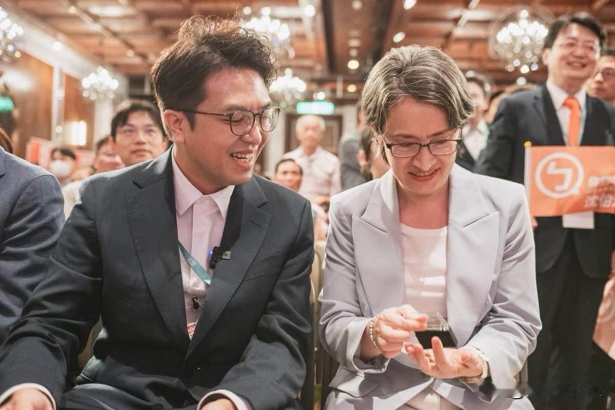 民进党参选人沈伯洋今（16日）在社媒发文称，大家猜猜看，我送美琴什么礼物？感谢萧
