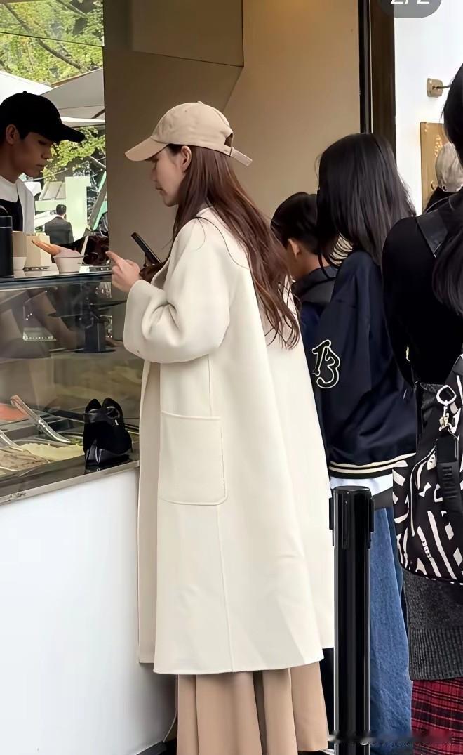 张兰汪小菲一家人成都汇合，这一次人都齐了:马晓梅的父母带着两个孩子从台湾出发，汪