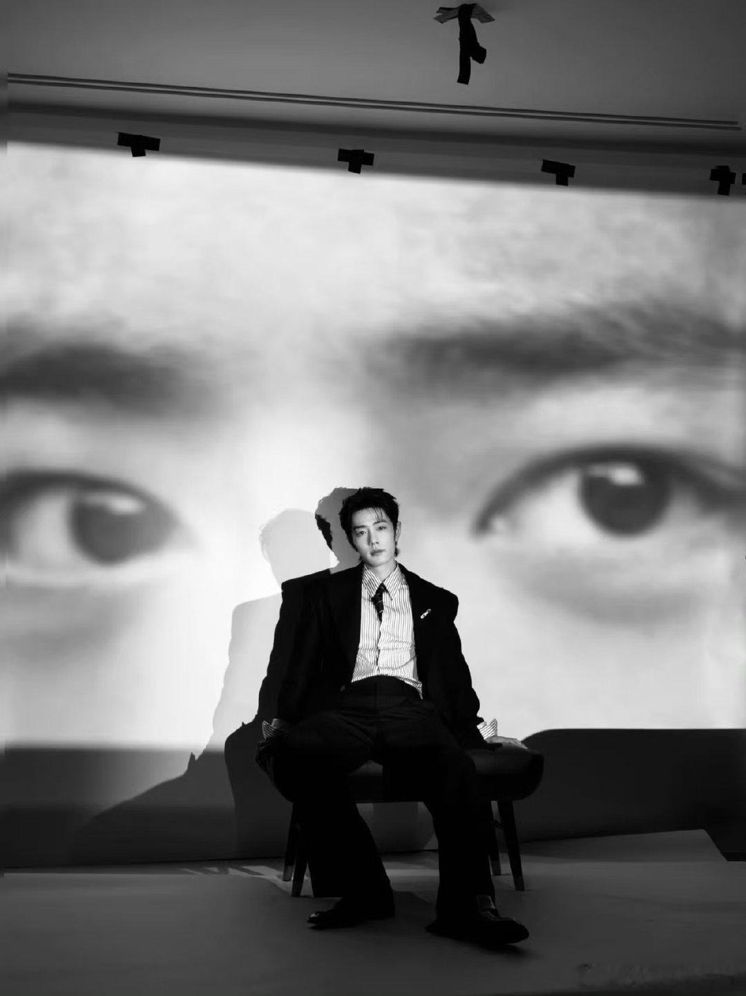 解锁肖战氛围感西装造型，oversize穿搭慵懒又大气。柔和光影氛围感十足，本尊