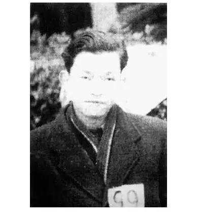 1951年2月，重庆解放碑。枪毙前那一刻，台上那个男人没喊冤，也没求饶。他提了