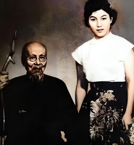 1952年，88岁的齐白石对年仅25岁的新凤霞产生了好感，他将新凤霞带到房间，并