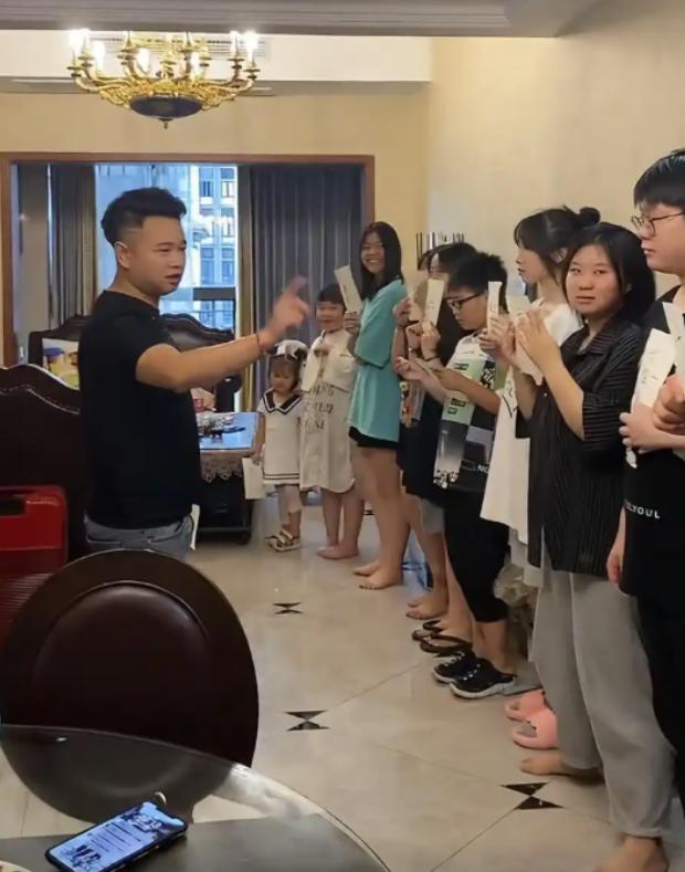 重庆“宇宙舅舅”龚玲军，又开启了一年一度的“暑期带娃大战”！目前已有10个外甥抵